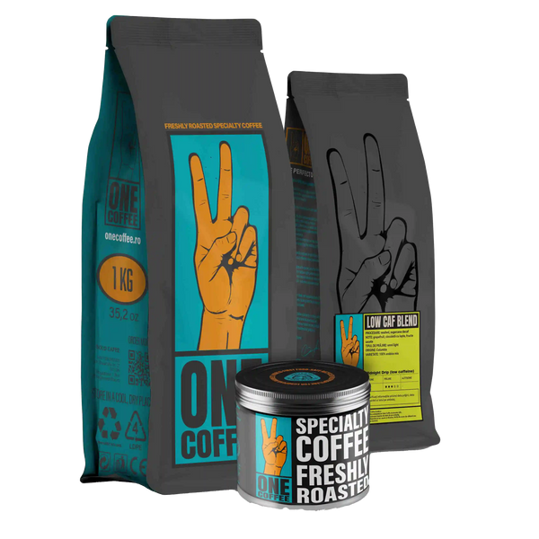 Ambalaje ONE Coffee — pungă de 1 kg, pungă cu eticheta Low Caf Blend / Midnight Drip și cutie metalică