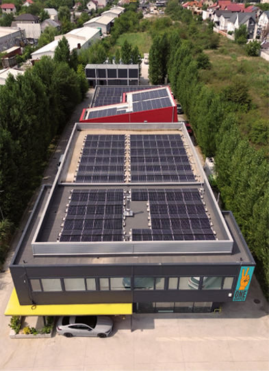 Vedere cu drona peste acoperișul halei din Mogoșoaia, cu panourile fotovoltaice